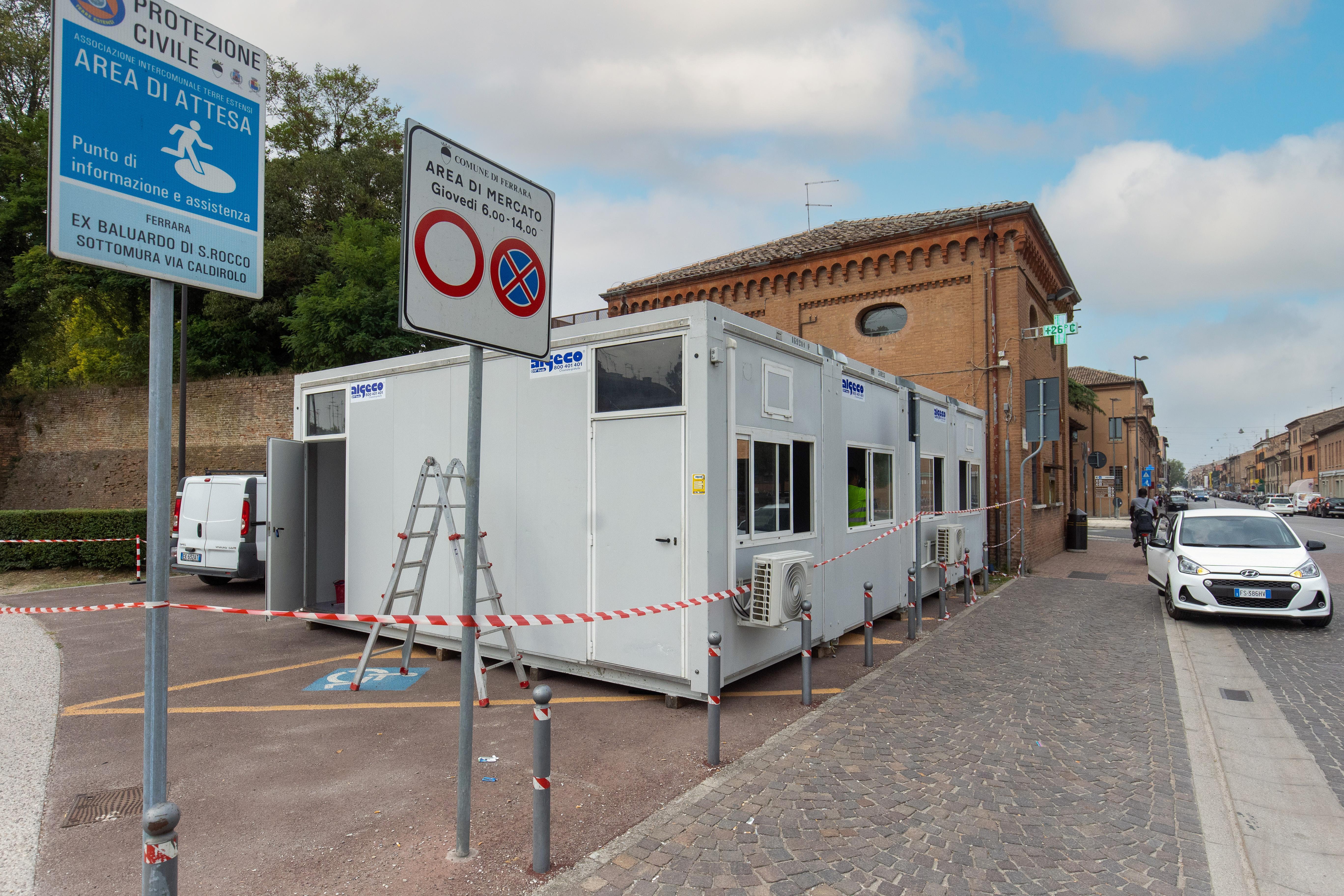 I container collocati all'esterno della Farmacia di Porta Mare