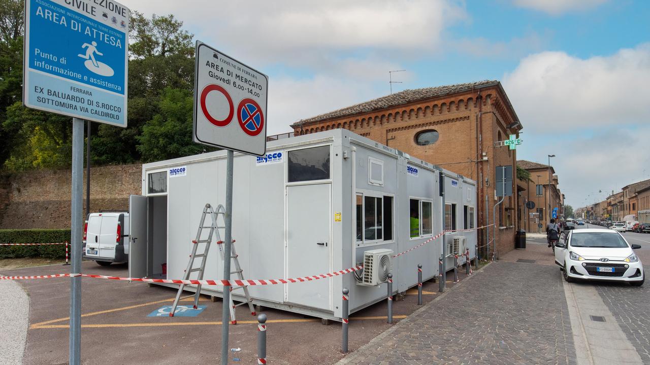 I container collocati all'esterno della Farmacia di Porta Mare