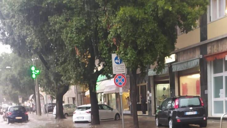 Mezz'ora di pioggia, strade allagate e sottopassi chiusi