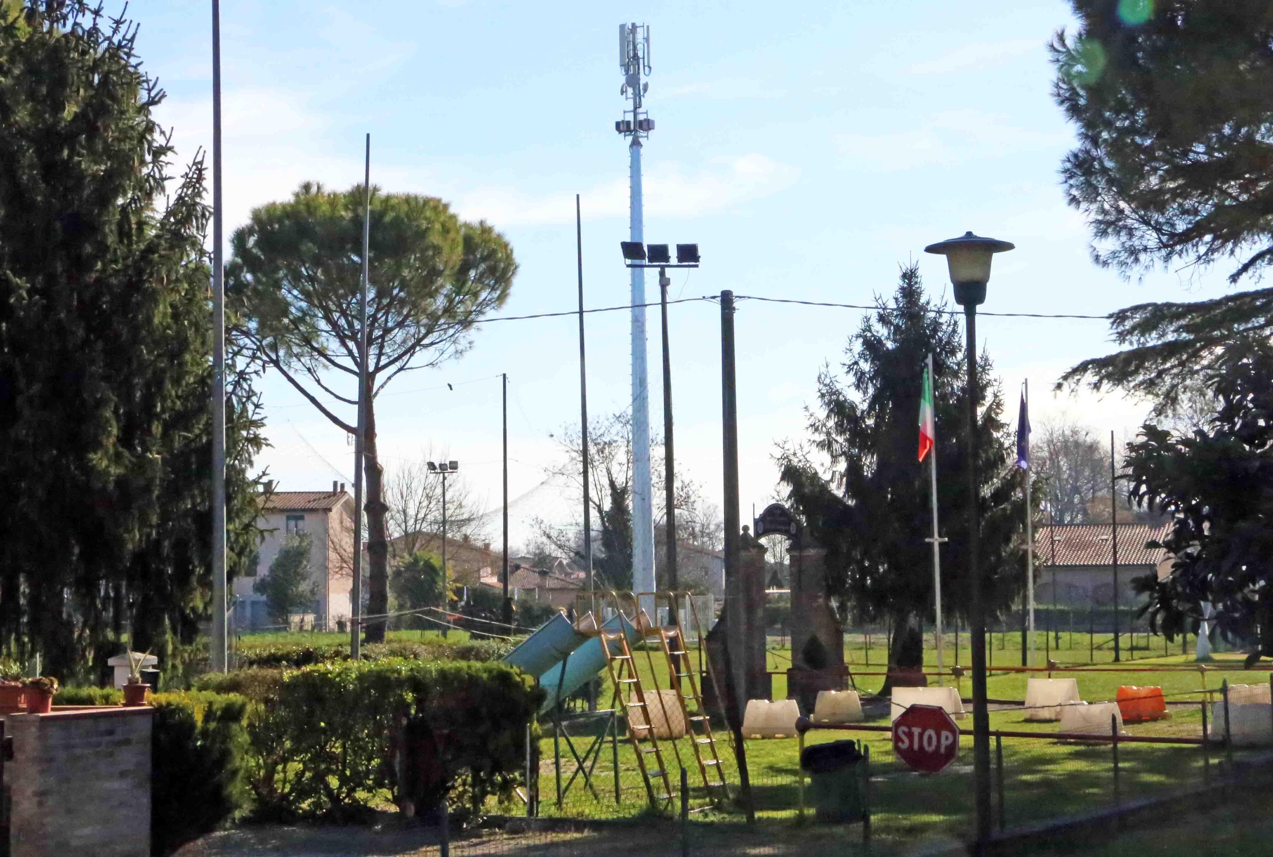Una delle antenne al centro di Quartesana