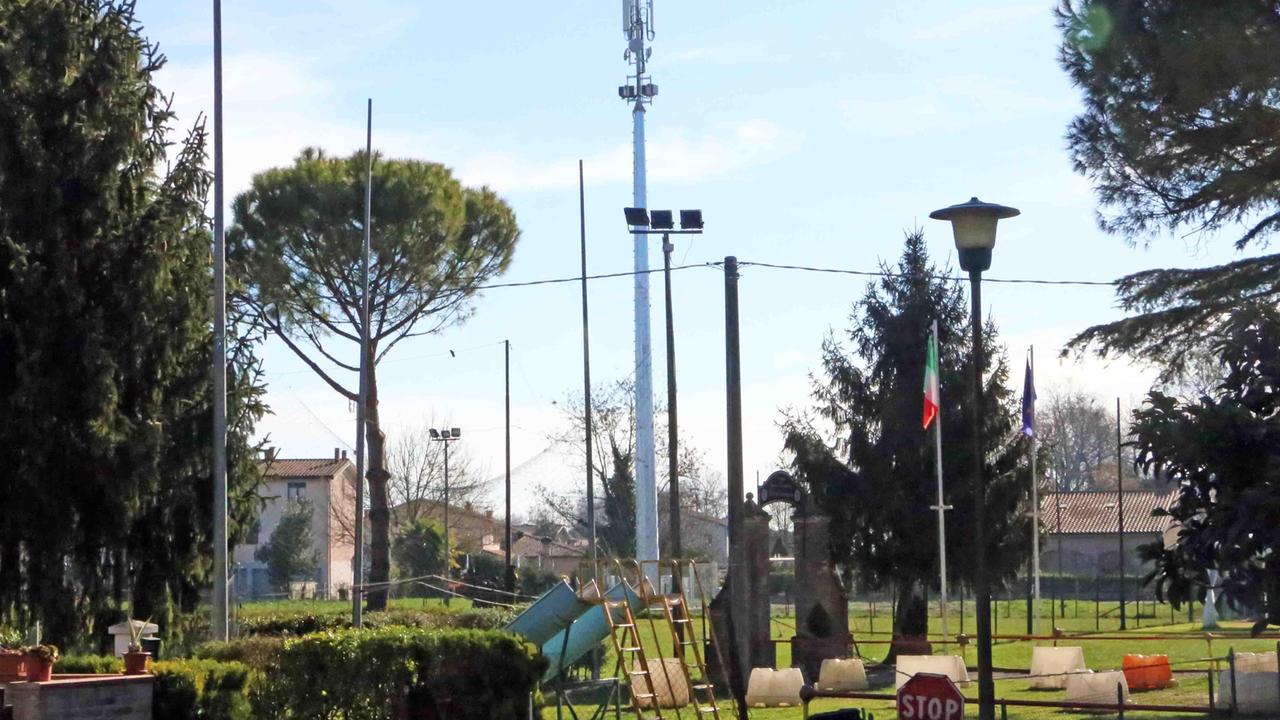 Una delle antenne al centro di Quartesana
