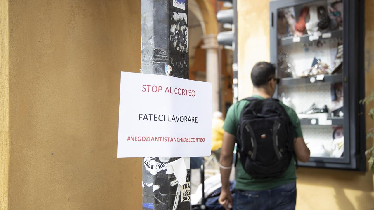 Modena, l'ira dei commercianti in una lettera alle autorità: "Basta, via i cortei No Vax dal centro"
