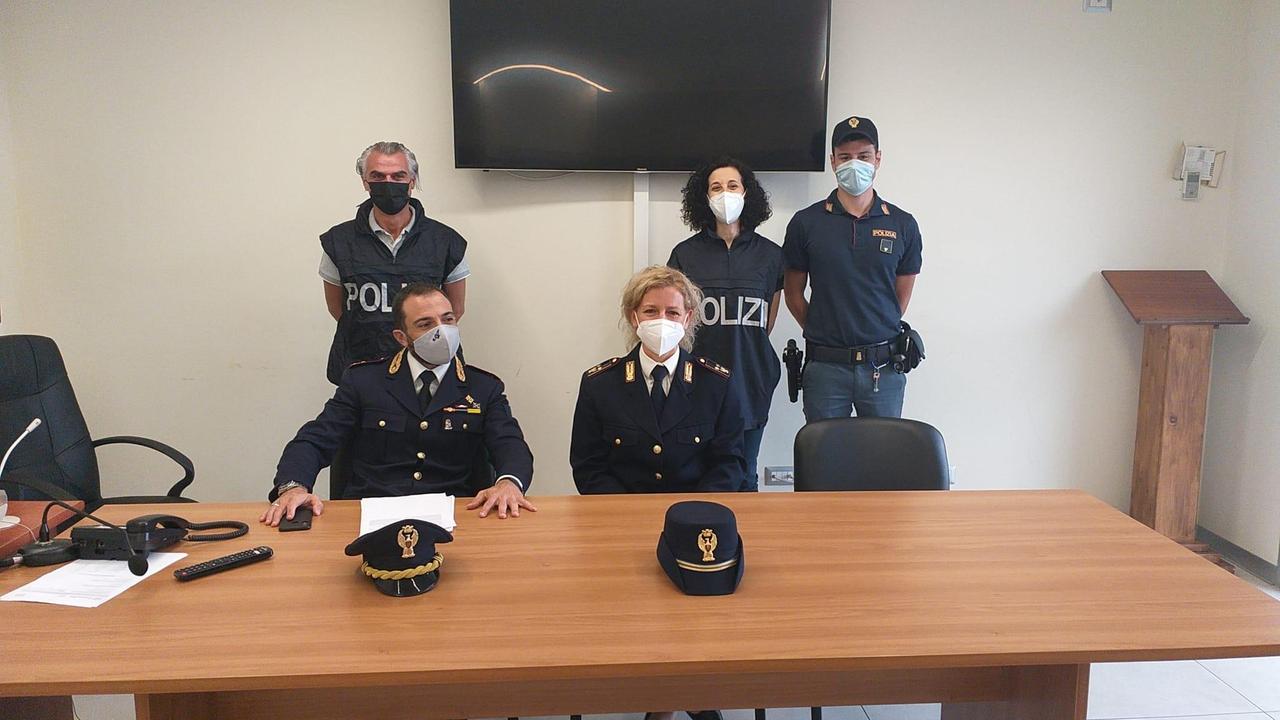 La conferenza stampa della polizia, in primo piano Alessandro Gallo, capo della mobile e Virgilia Nanni (squadra per i reati contro la persona)