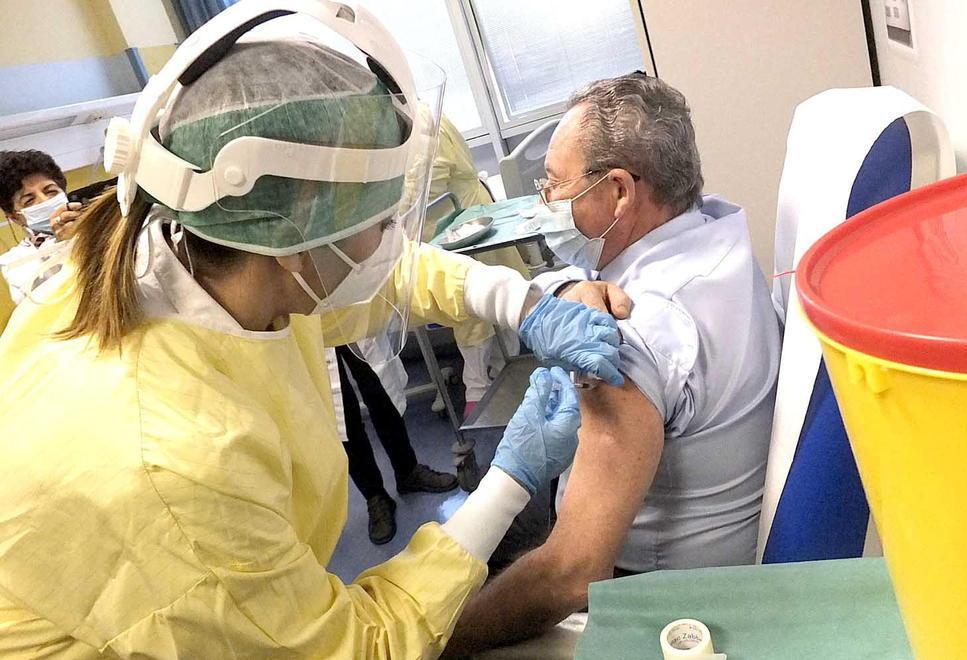 Sanitari no vax, sospesi anche quattro medici 