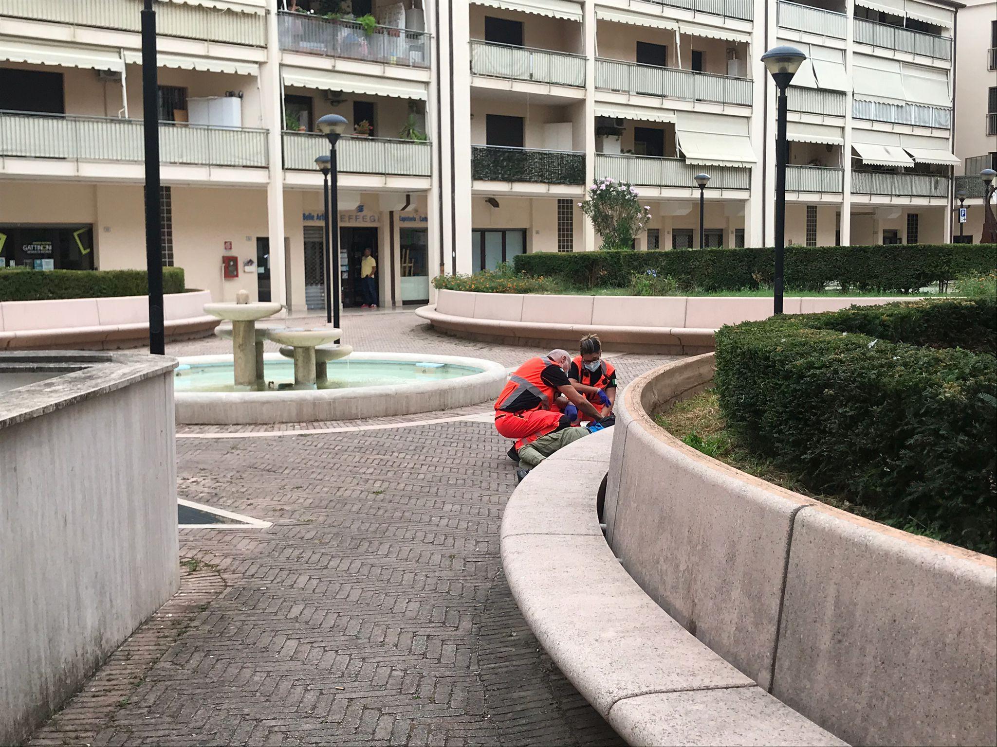 Gli operatori del 118 intervenuti per prestare soccorso all'uomo steso a terra in via Oberdan