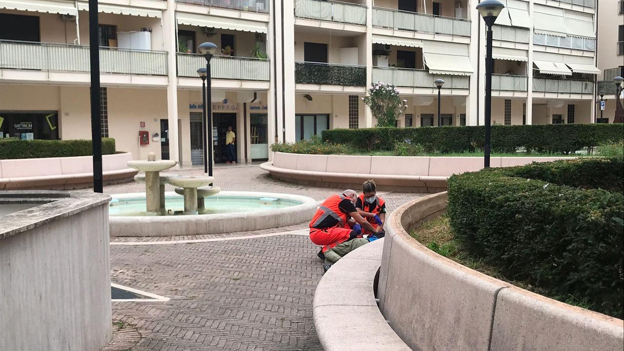 Gli operatori del 118 intervenuti per prestare soccorso all'uomo steso a terra in via Oberdan