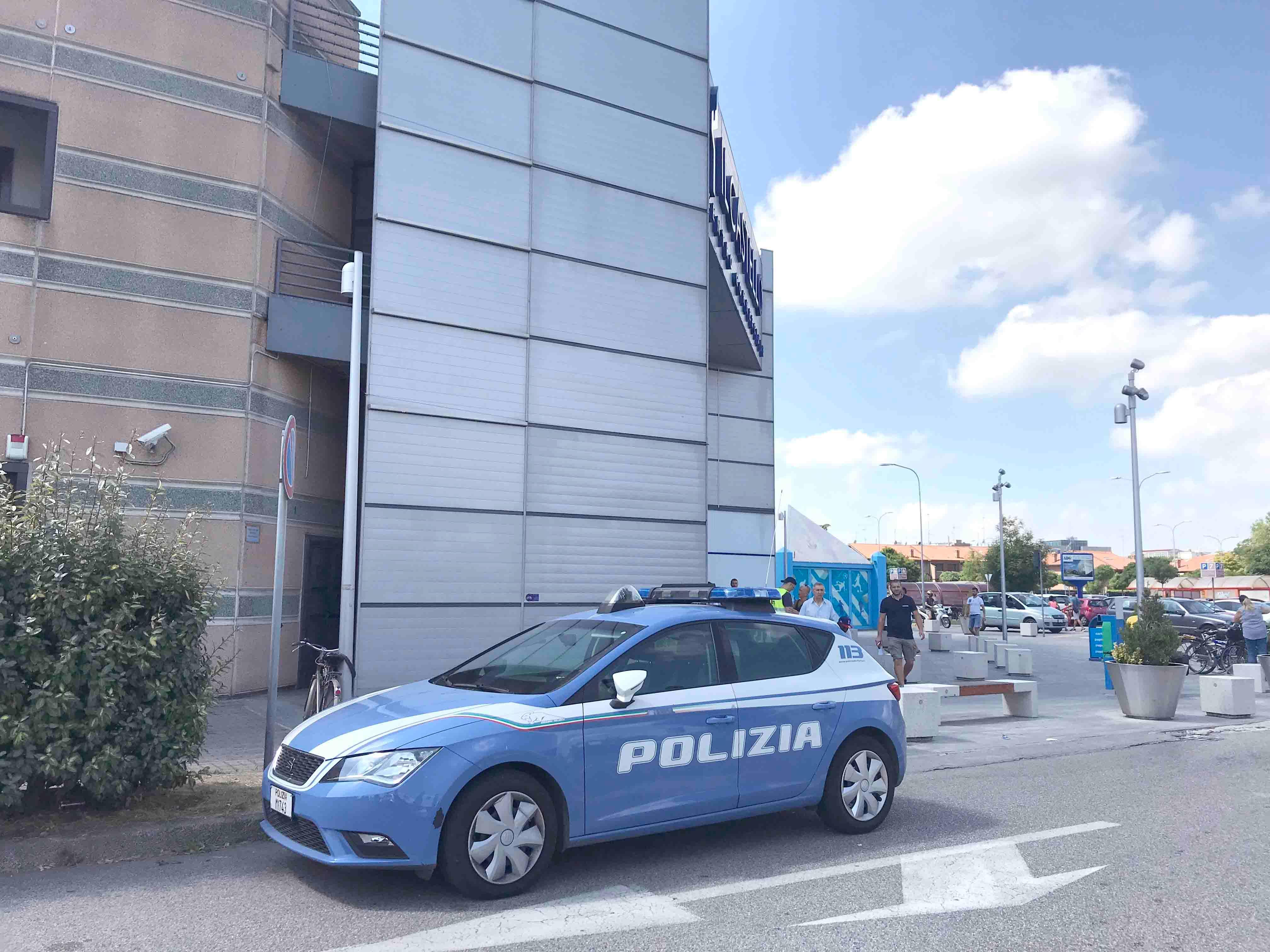 La Polizia al centro commerciale "Il Castello"