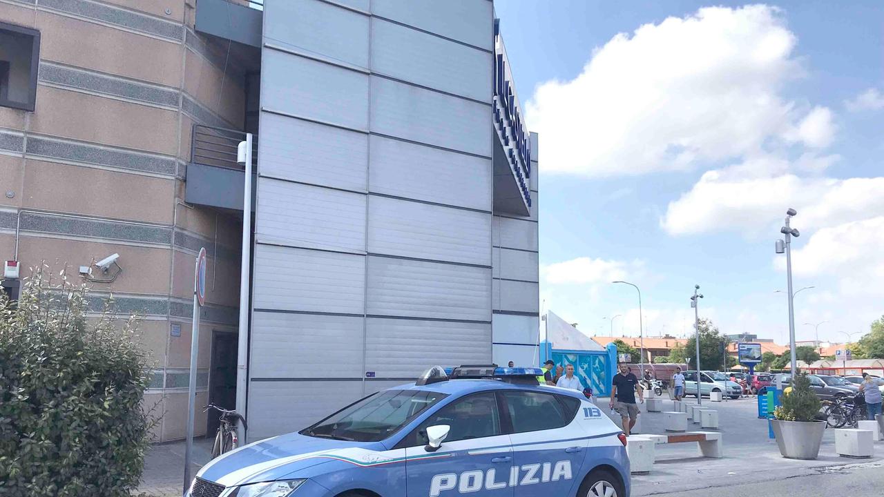 La Polizia al centro commerciale "Il Castello"