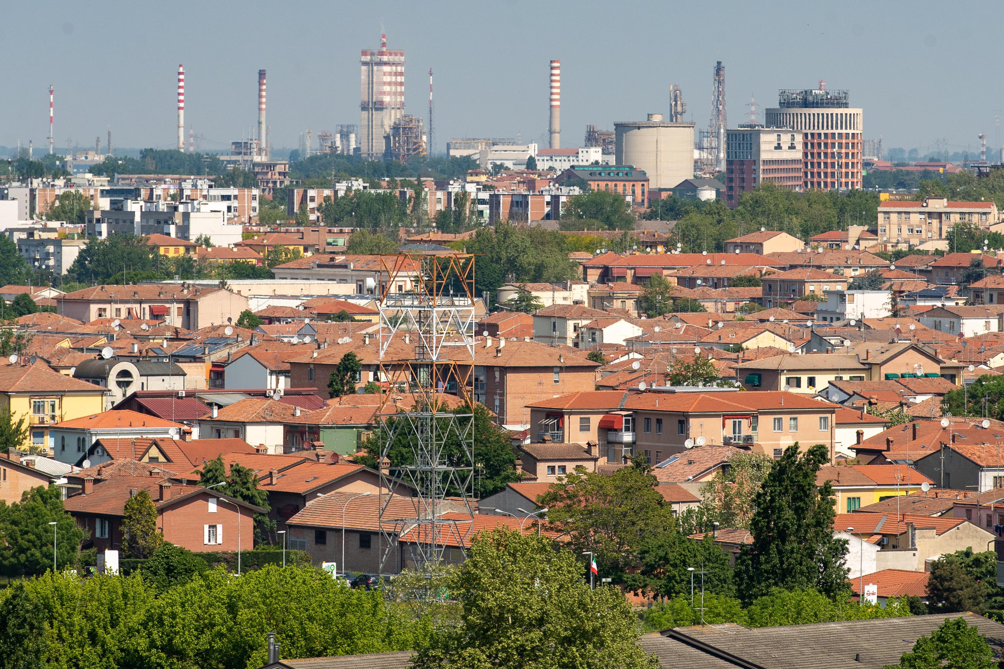 L'area del petrolchimico attorno al quale si svilupperà la Zls