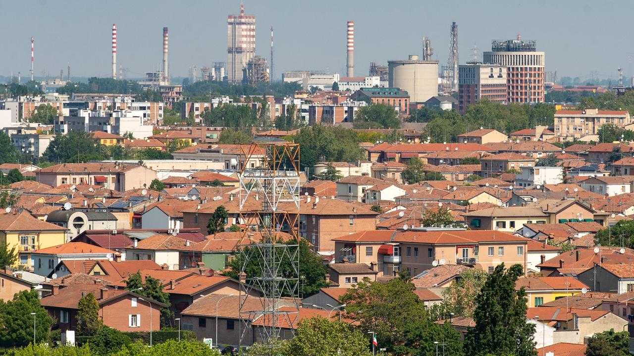 L'area del petrolchimico attorno al quale si svilupperà la Zls