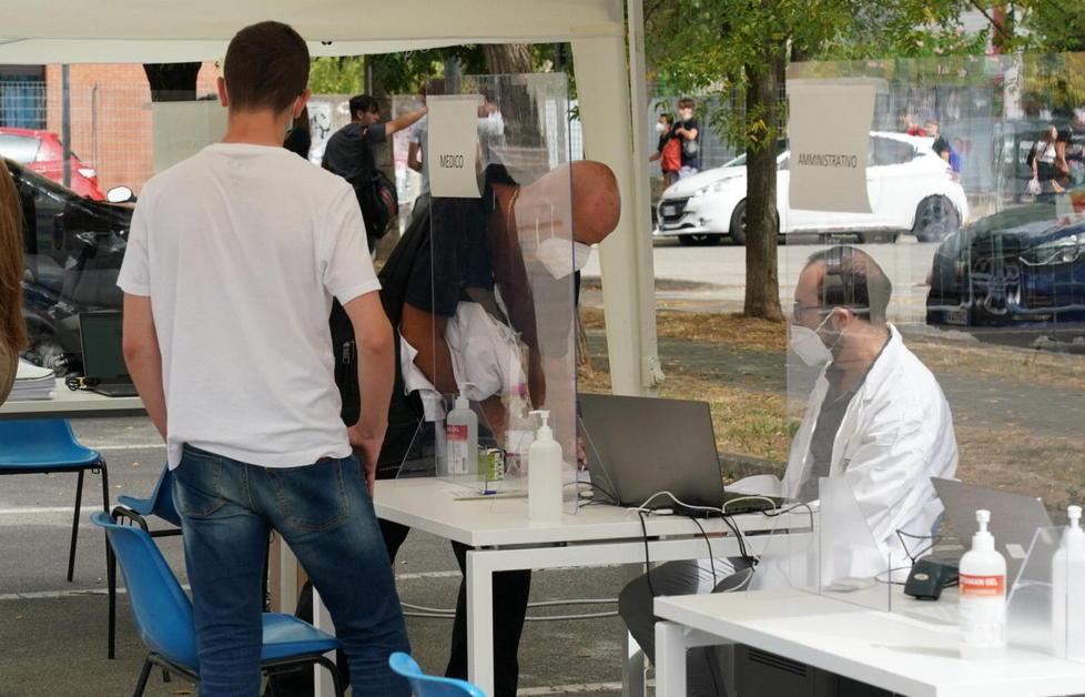 Il centro vaccinale di Pontedera resterà aperto almeno altri tre mesi 