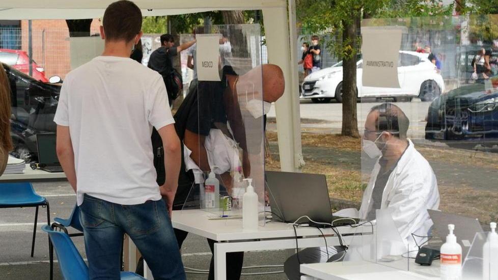 Il centro vaccinale di Pontedera resterà aperto almeno altri tre mesi