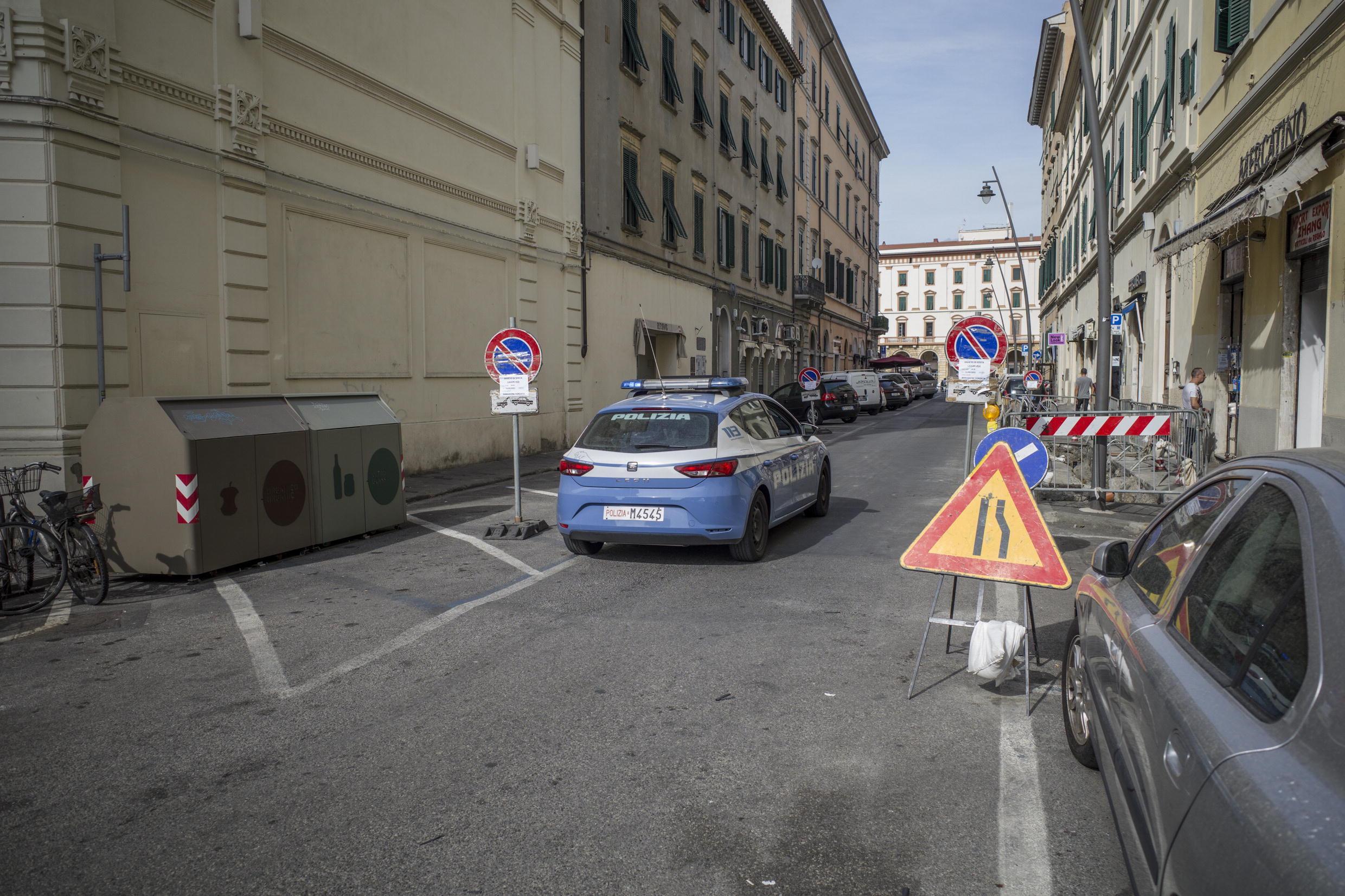 Una volante della polizia in via Buontalenti (Stefanini/Silvi)