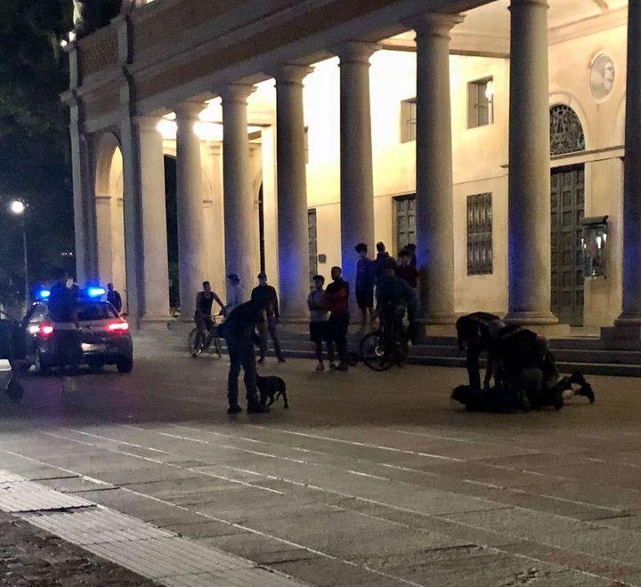 Accoltellato a una gamba davanti al teatro Valli 