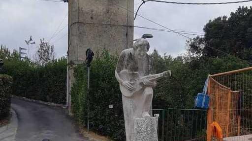 Pulita e sistemata sul Belvedere la statua di Gaber