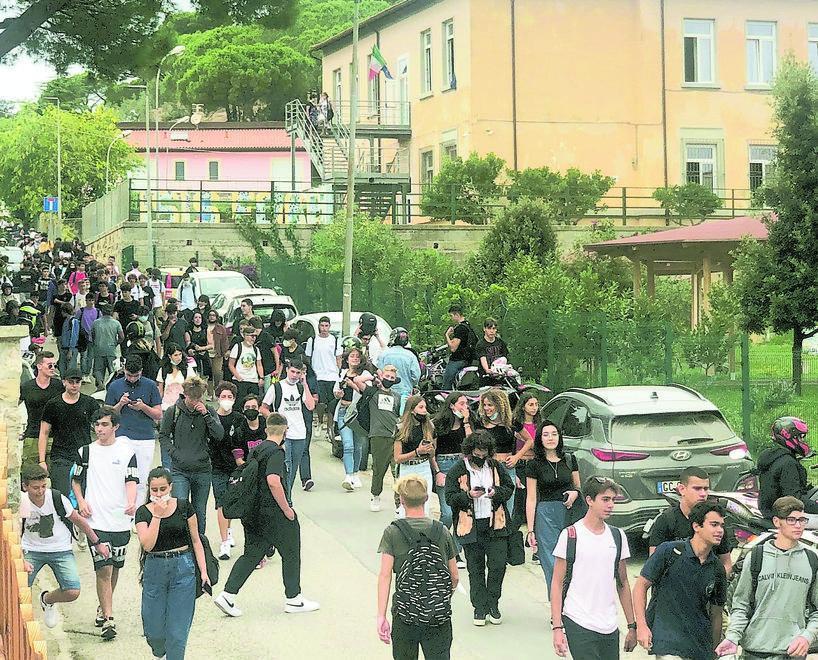 I no-vax non fermano la prima campanella e il rientro nelle aule 