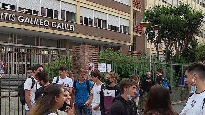 Ritrovo in anticipo davanti agli istituti