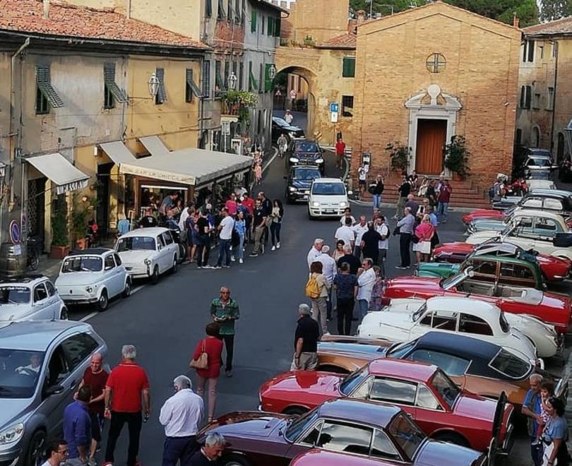 Sfilata d’auto d’epoca tra i borghi da Villa Saletta al centro di Palaia