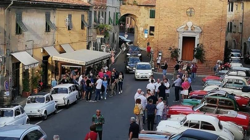 Sfilata d’auto d’epoca tra i borghi da Villa Saletta al centro di Palaia
