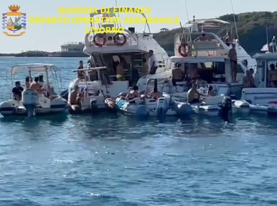 Ballano in mare con una dj empolese Arriva la finanza: «Multeremo tutti» 