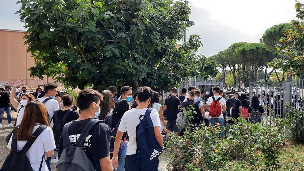 I bidelli scioperano contro il Green pass e 700 studenti devono tornare a casa