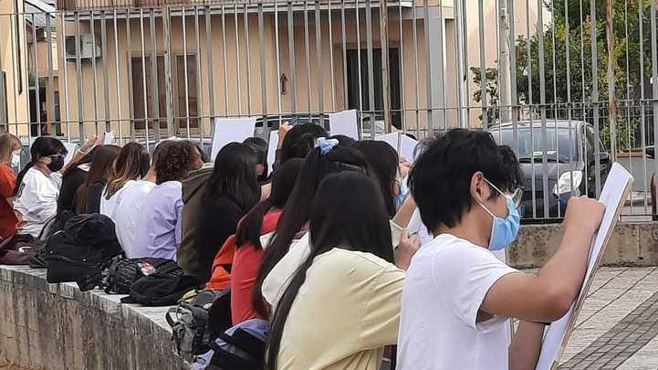 Gli alunni non accettano l’ennesimo spostamento e l’aula resta vuota