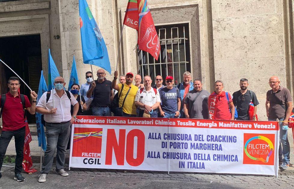 Il governo a Eni: chimica da salvare sul lungo periodo 
