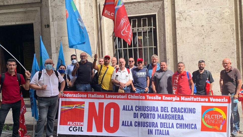 Il governo a Eni: chimica da salvare sul lungo periodo