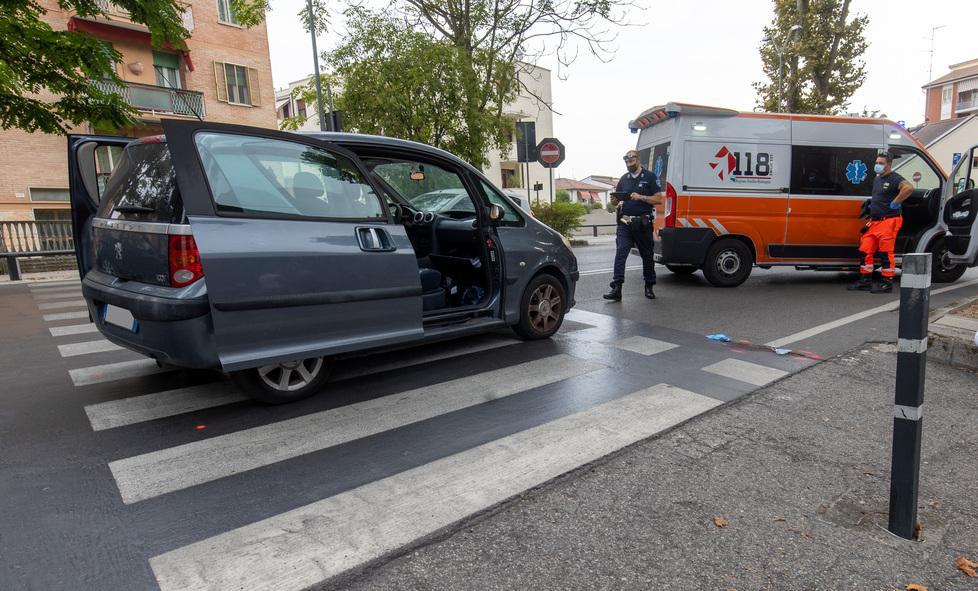 Novantenne investito al passaggio pedonale È grave al Sant’Anna 