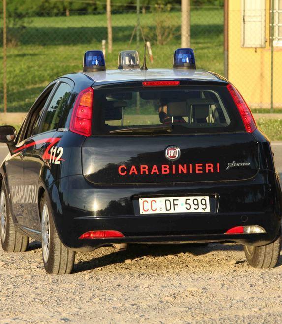 Ruba la borsa da un’auto davanti al supermercato Denunciata una 35enne