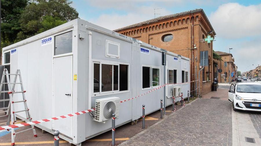 Farmacia 40 giorni nei container