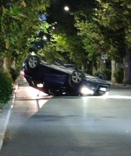 Sul cordolo con l’auto e poi si ribalta: illeso 
