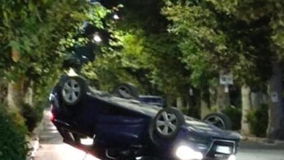 Sul cordolo con l’auto e poi si ribalta: illeso