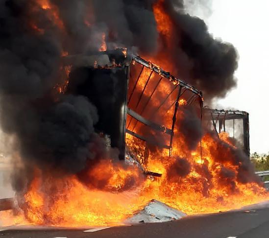 Tir in fiamme sulla superstrada Il conducente si mette in salvo 