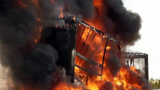Tir in fiamme sulla superstrada Il conducente si mette in salvo