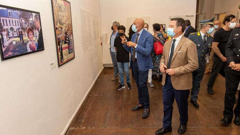 Il rigido Pinna incontra il dionisiaco Fellini Al Pac gli scatti del fotografo sui set dei film