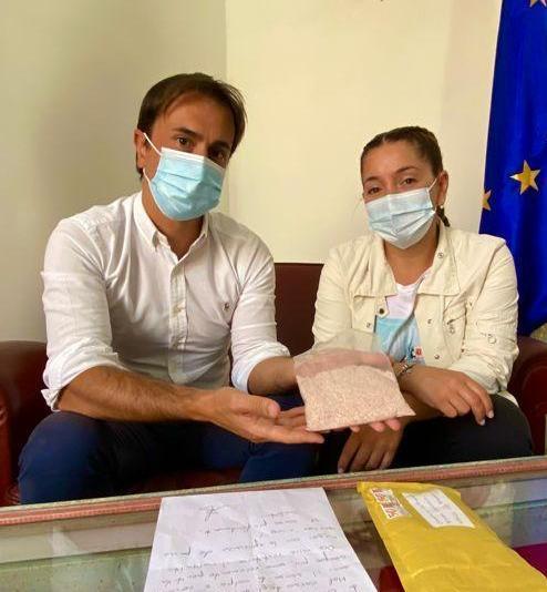 Busta al sindaco con la sabbia di Budelli «Pentita del souvenir preso 46 anni fa»