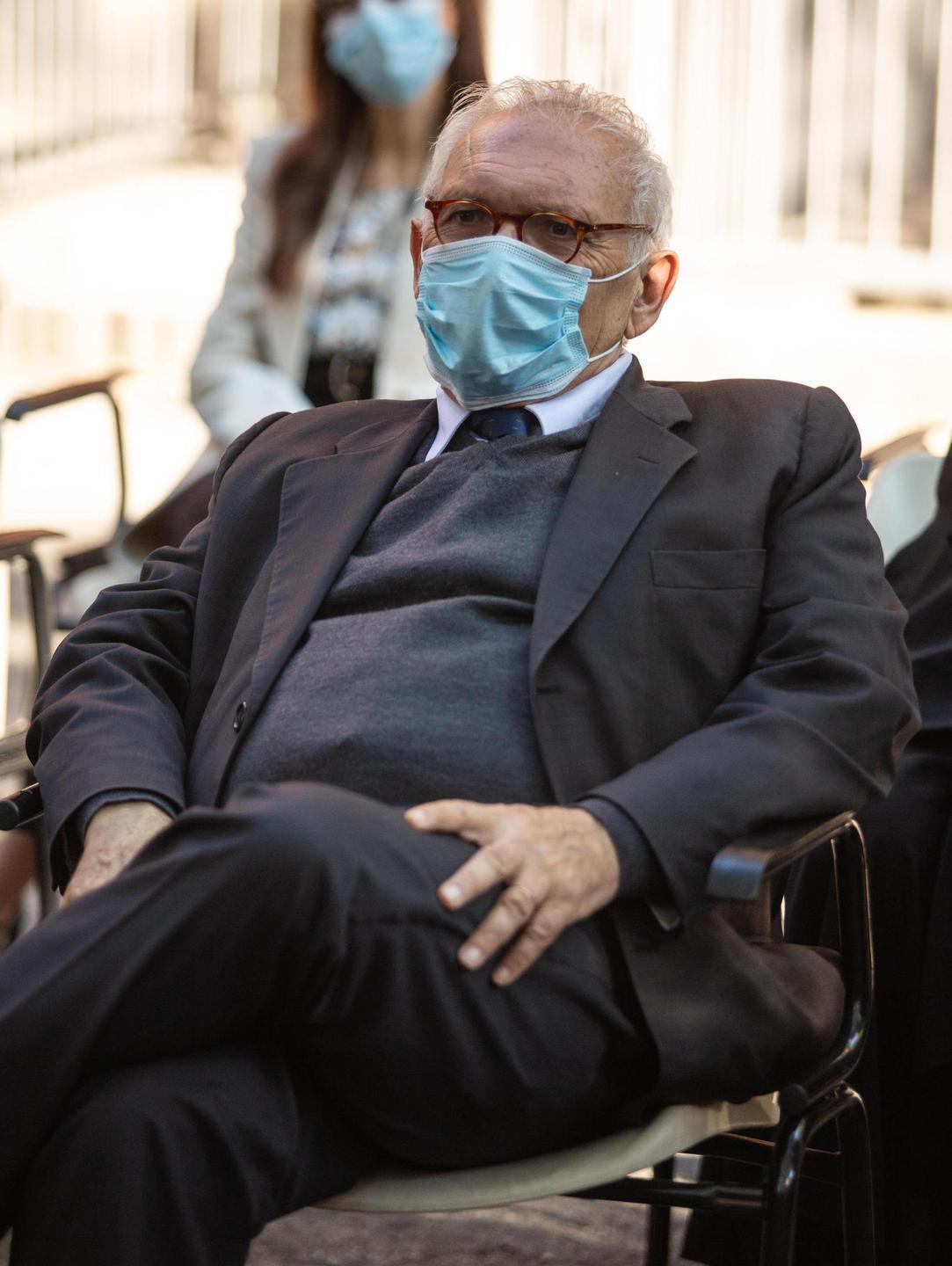 Il ministro: «I banchi a rotelle sono il passato» 