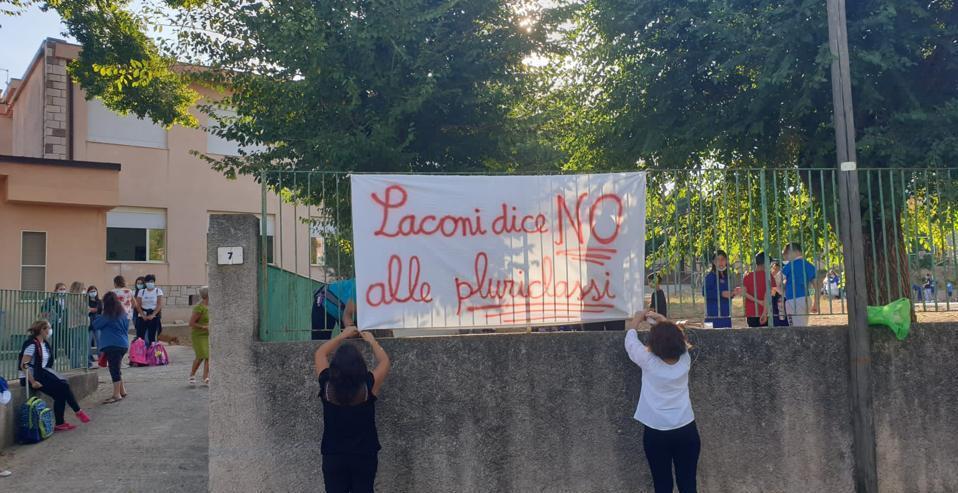 Proteste a Laconi aule ancora deserte 