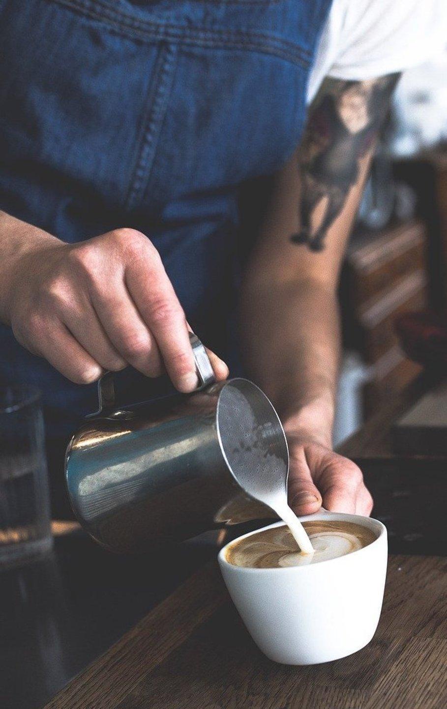 Cuochi, baristi camerieri di sala autisti, falegnami e insegnanti 