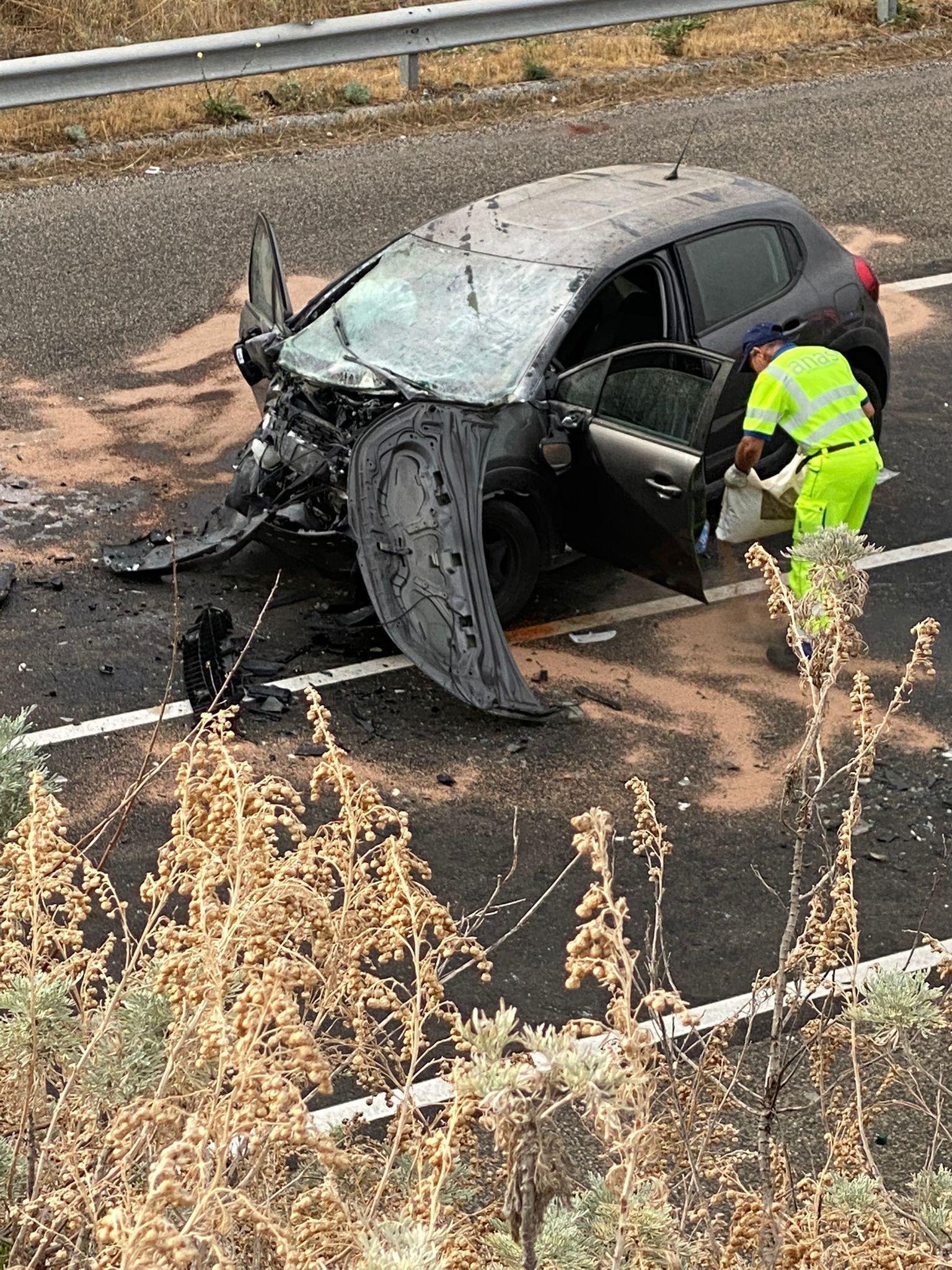 Scontro frontale al bivio di Bolotana, due feriti 