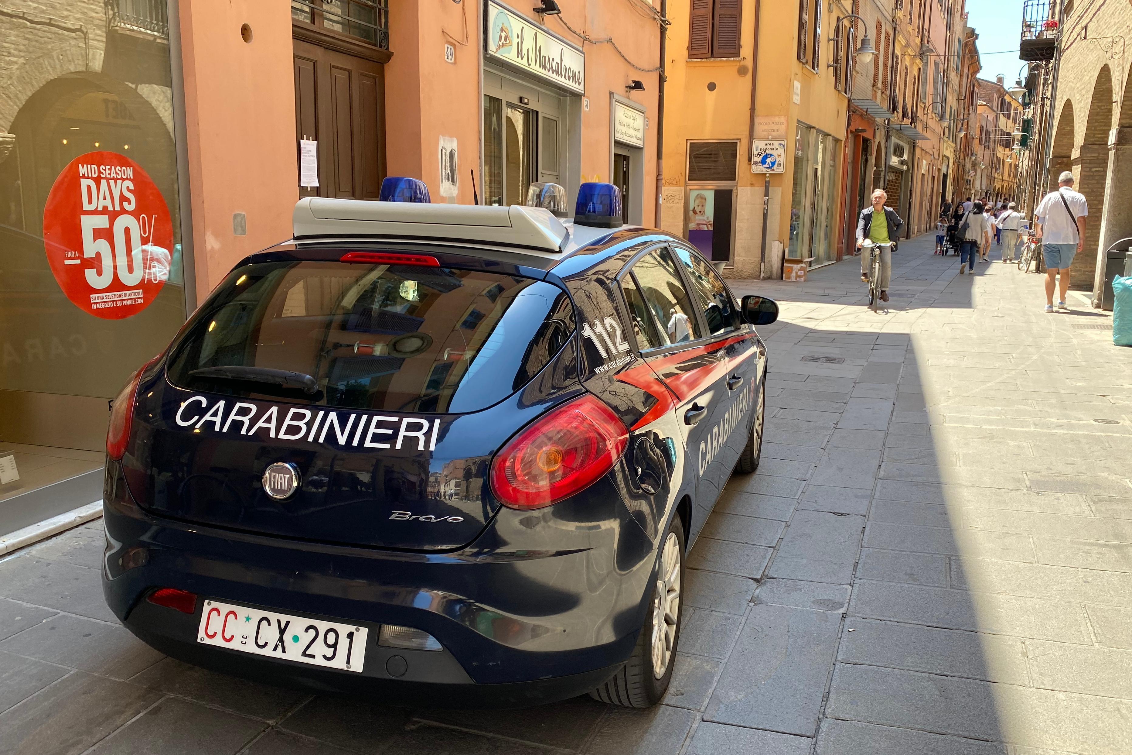 Prende a schiaffi e spintona il collega, denunciato un artigiano 60enne