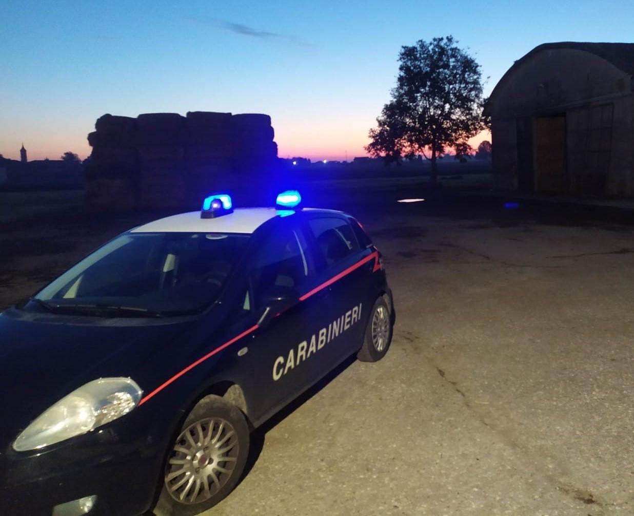 Esce di strada con l'auto, ma viene denunciato per guida in stato di ebbrezza