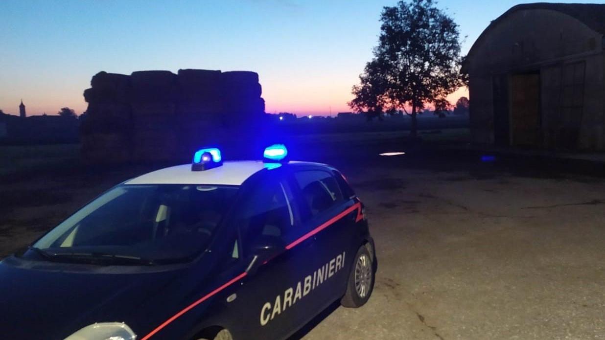 Esce di strada con l'auto, ma viene denunciato per guida in stato di ebbrezza