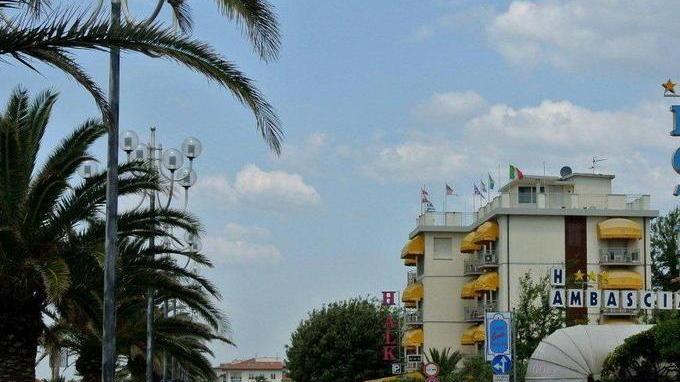 Per un mese a scrocco nella villa di lusso