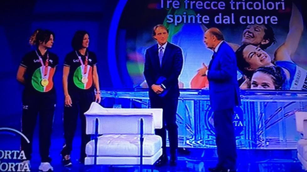 Ambra ospite da Vespa accanto al ct Mancini