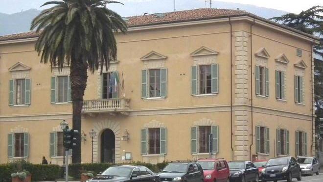 Una roulotte come casa accanto al cimitero