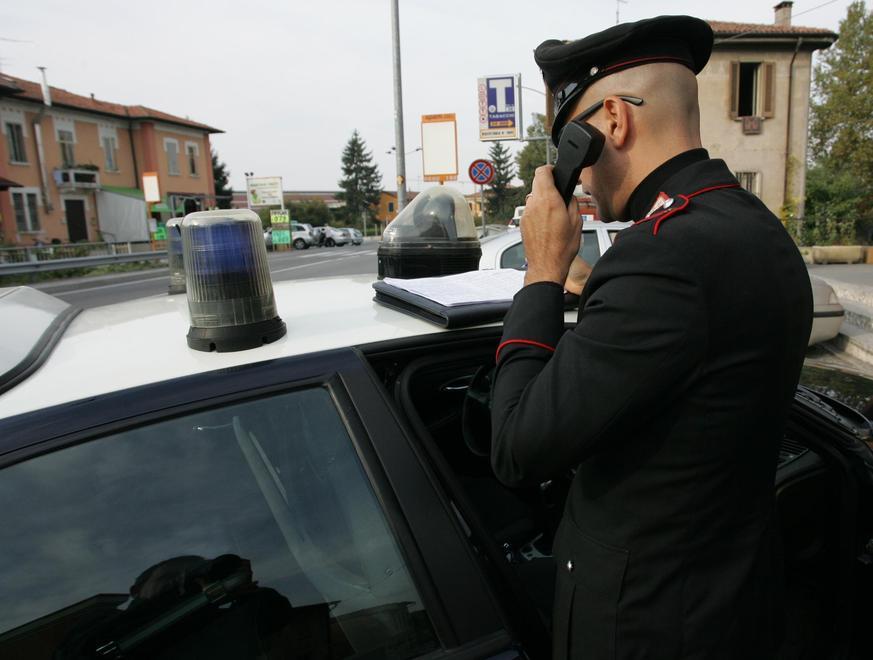 In tre bevono assieme al bar poi scoppia la rissa: arrestati 