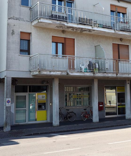 Danneggia il Postamat con un piede di porco Ma il colpo va a monte 
