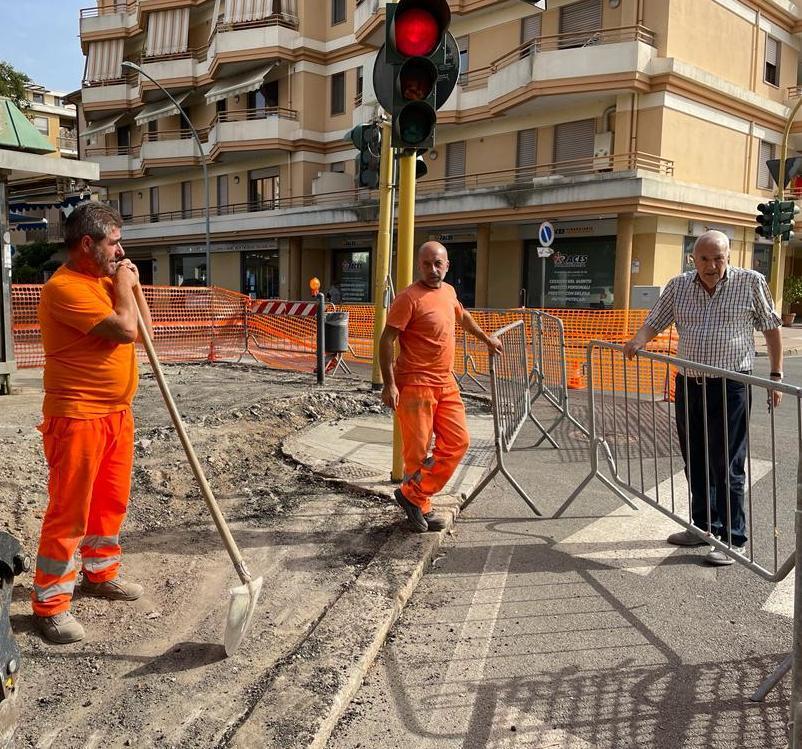 Via le barriere architettoniche dai marciapiedi